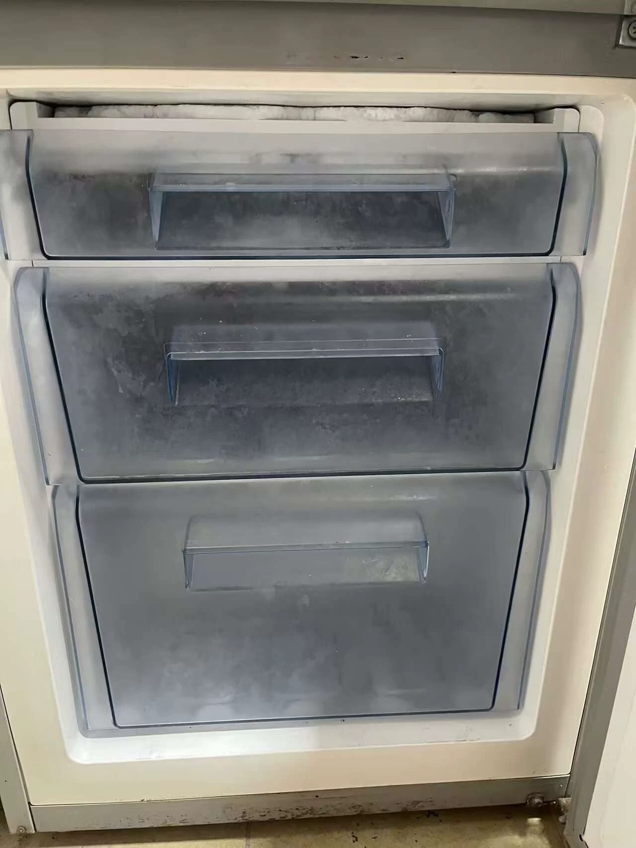 出个人闲置二手冰箱,功能齐全,三开门,两个门是冻柜,很干净,无损坏。仅自提。搬到家插上电就可以用了。记得是2000多买的。250出 家里另外买大冰箱了,所以这个 出个人闲置二手冰箱,功能齐全,三开门,两个门是冻柜,很干净,无损坏。仅自提。搬到家插上电就可以用了。记得是2000多买的。250出 家里另外买大冰箱了,所以这个